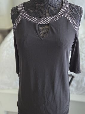 Women’s Cold-Shoulder Lace Accent Top in Black